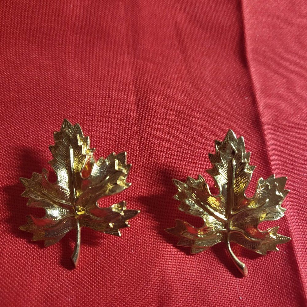 1960s Vintage Avon gold tone large Maple leaf stud earrings - Picture 2 of 5